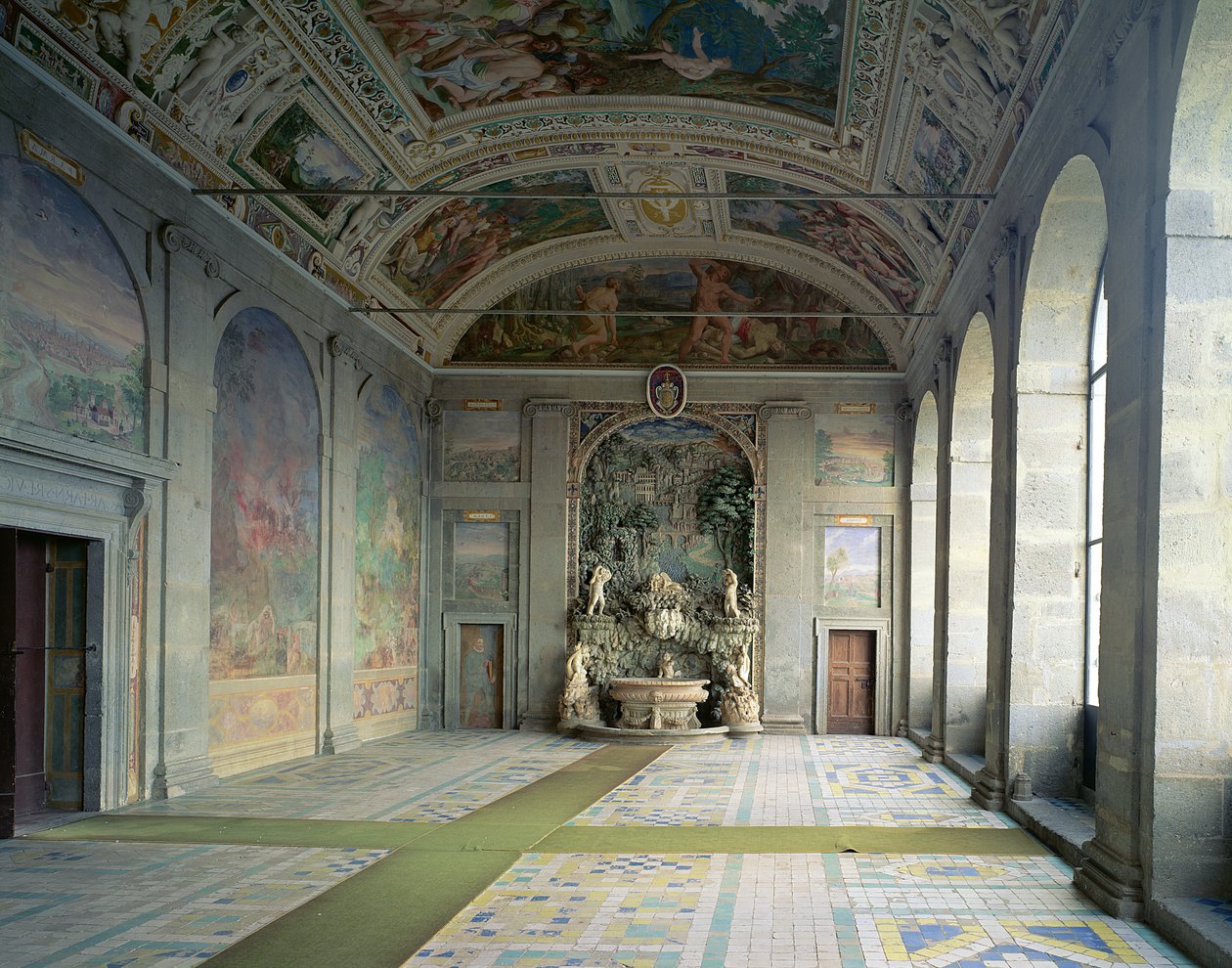 Utsikt över Sala dErcole (Hercules Hall) på piano nobile, med en fontän längst bort (se 95806) designad av Jacopo Vignola (1507-73) och delvis fresker av Federico Zuccaro (1540-1609) 15 av Italian School