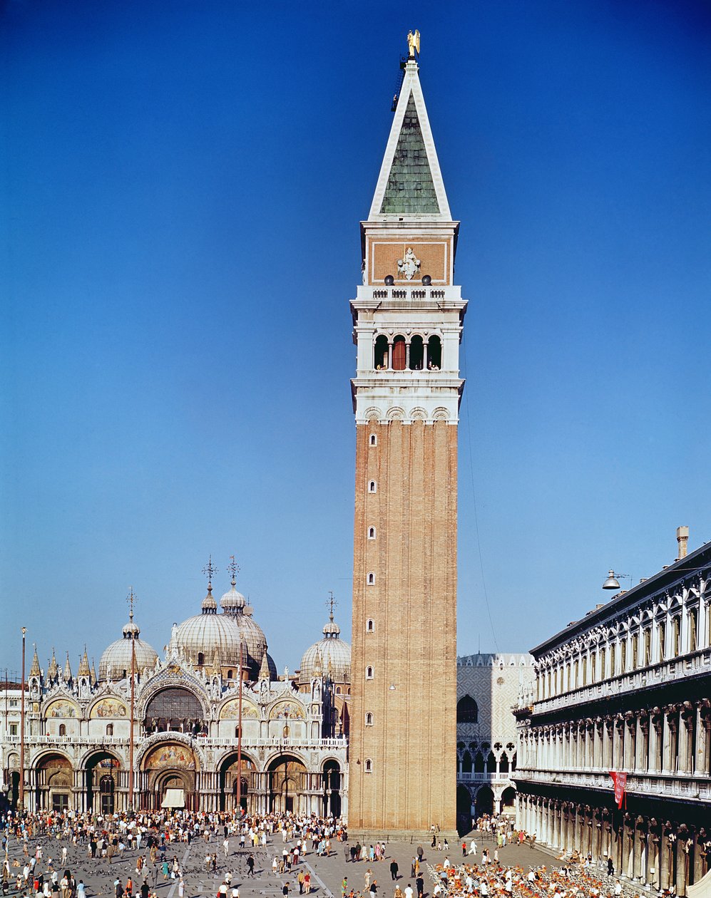 Utsikt över campanile och basilica di San Marco av Italian School