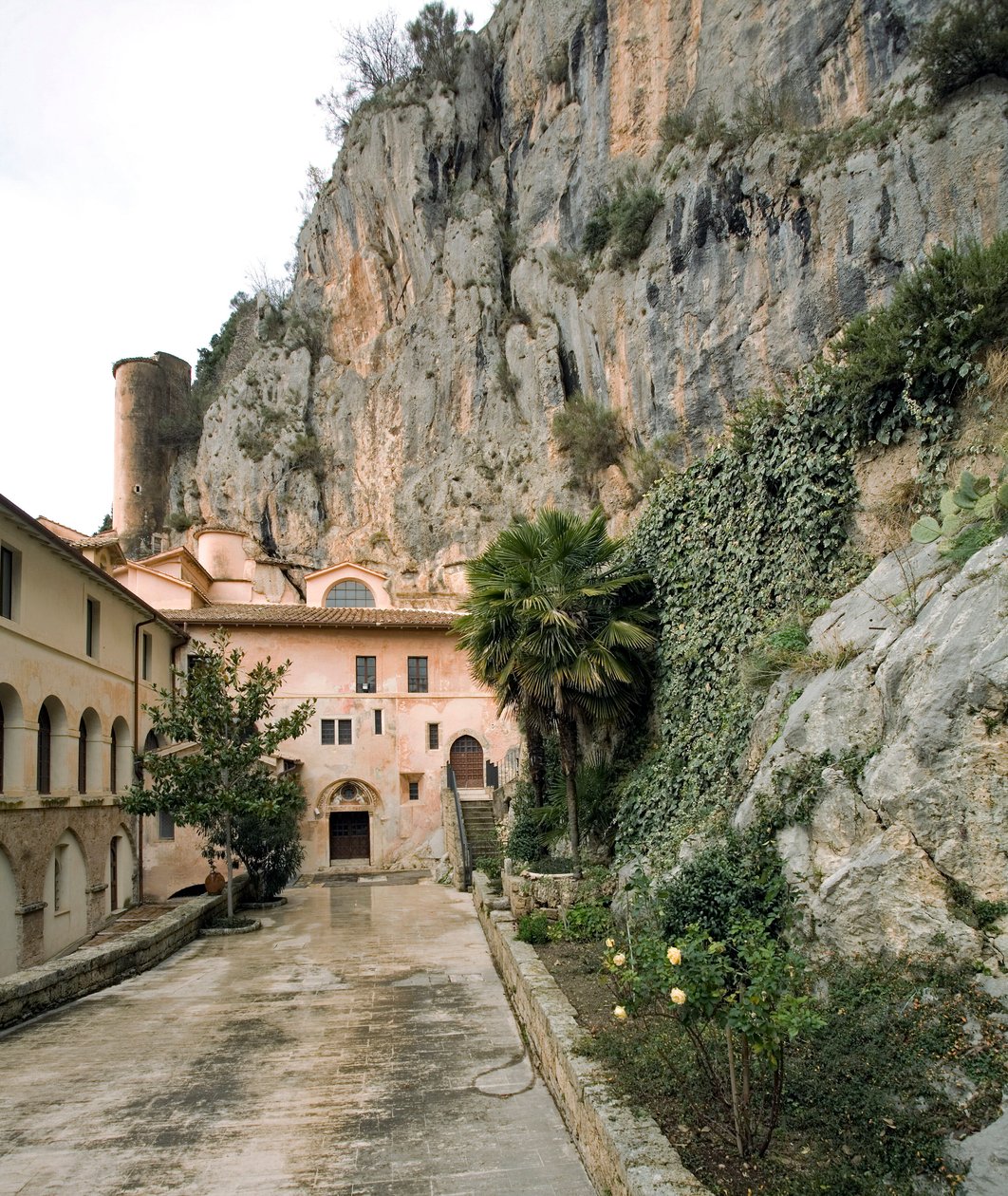 Utsikt över innergården till "Corvi" (kråkor), klostret St. Benedetto (Sacro Speco) byggt från 1100-talet, Subiaco (Rom), Italien av Italian School