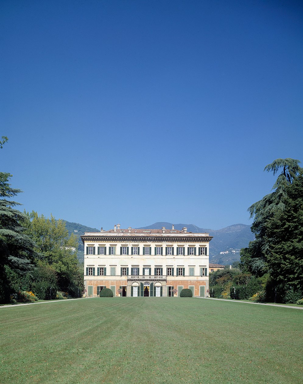 Utsikt över fasaden på Villa Reale di Marlia (eller Palazzo Orsetti) av Italian School