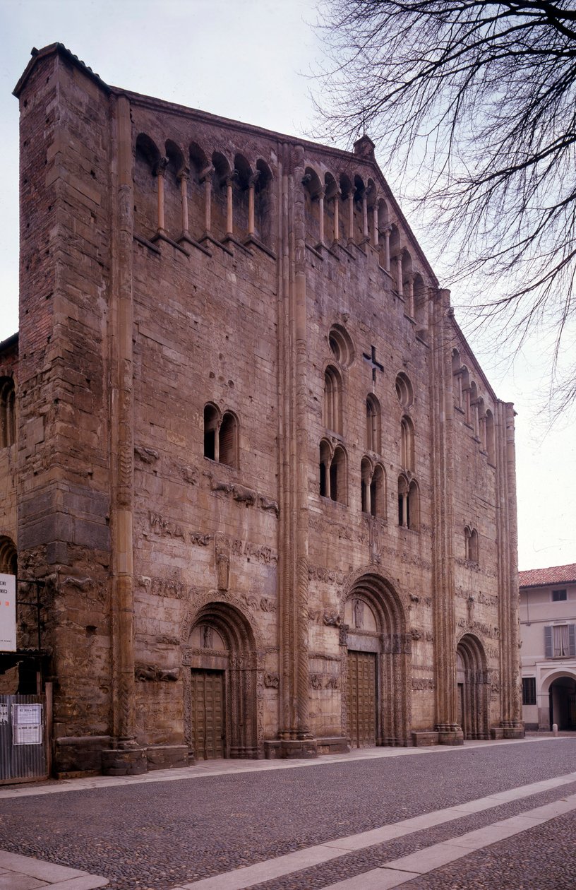 Vy över fasaden av kyrkan St Michele Maggiore av Italian School