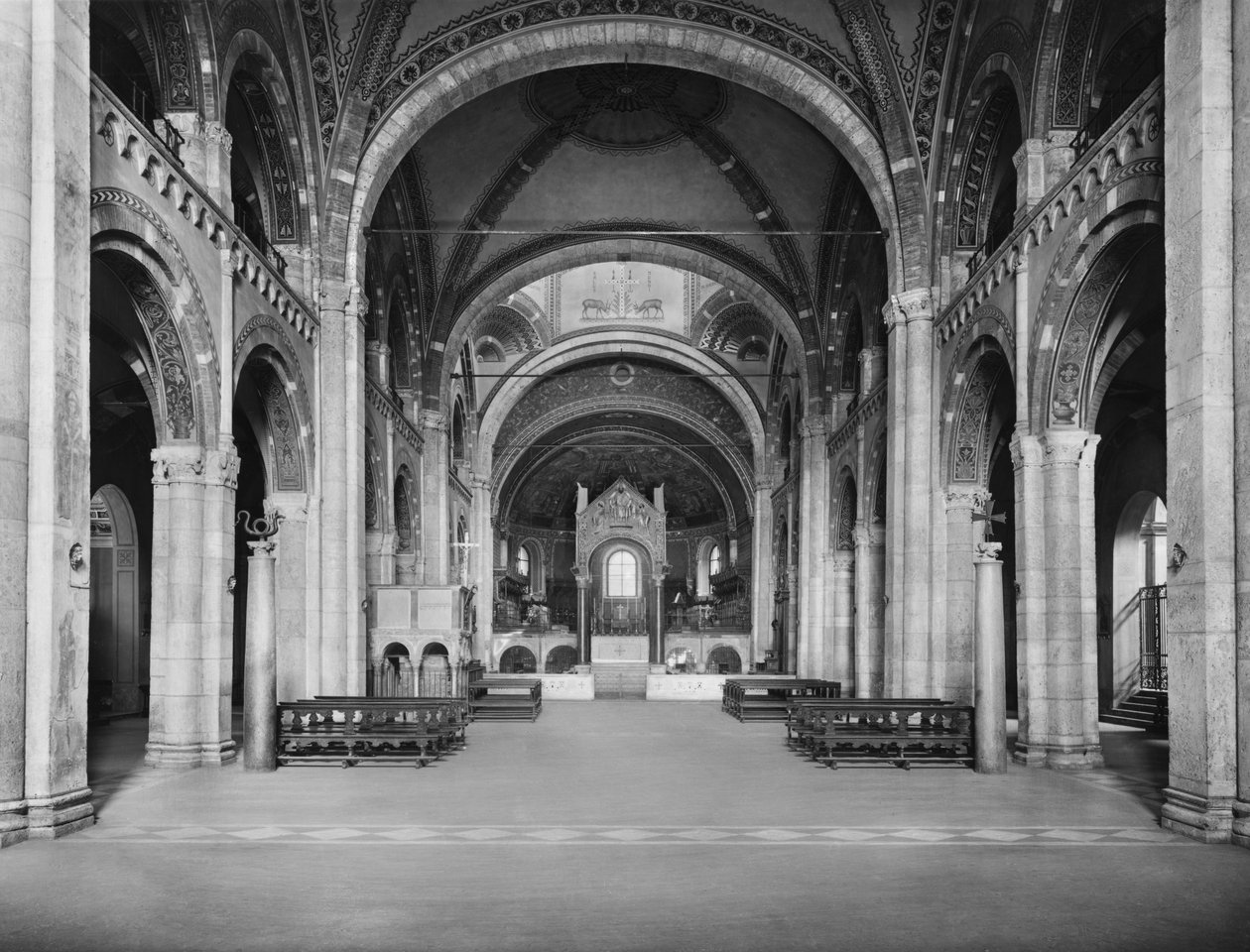 Vy över långhuset mot absiden, c.1120 av Italian School