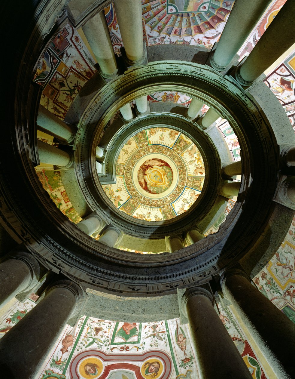 Vy över stenspiraltrappan som tittar upp mot taket, designad av Jacopo Vignola (1505-73) och hans efterföljare, 1557-83 av Italian School