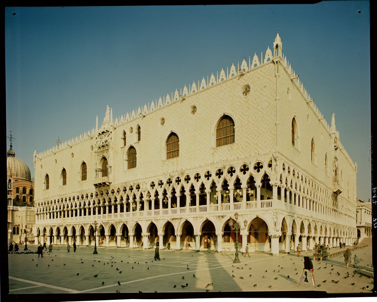 Utsikt över den västra fasaden av Palazzo Ducale, 1300-1400-talet av Italian School