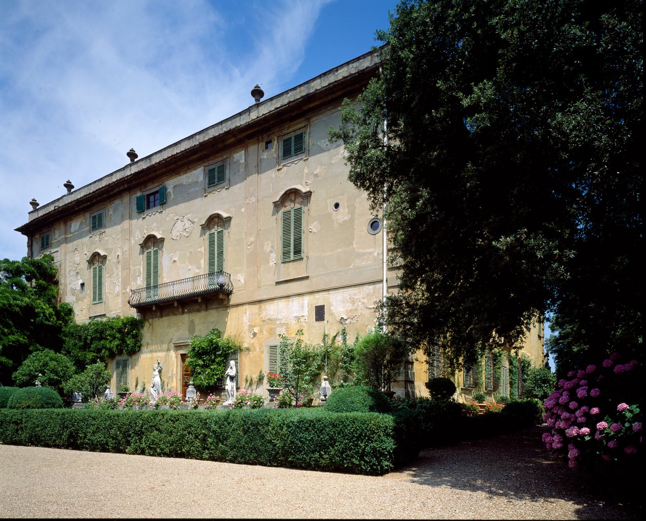 Utsikt över den västra fasaden av Villa La Pietra av Italian School