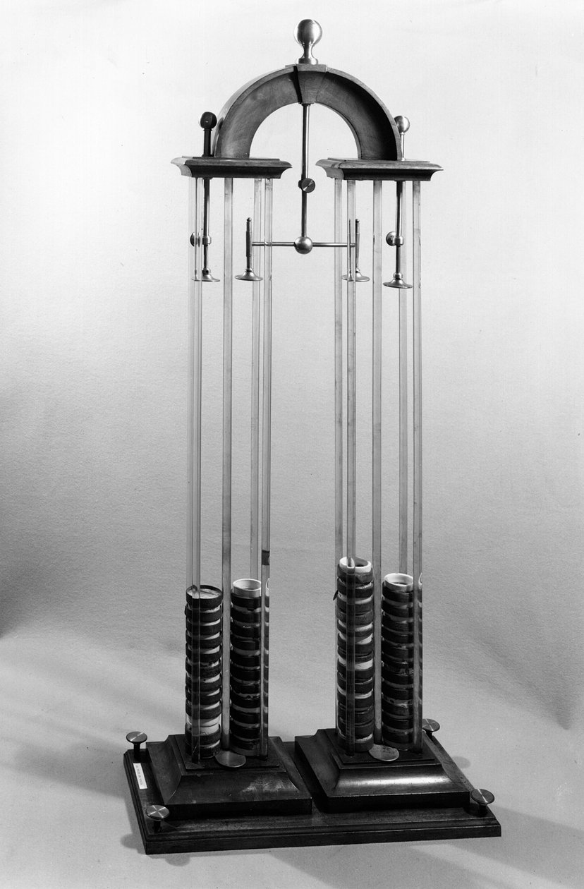 Voltaisk hög (batteri) gjord för fysikern Jacques Alexandre Charles (1746-1823) av Alessandro Volta (1745-1827) 1800 (metall och glas) av Italian School