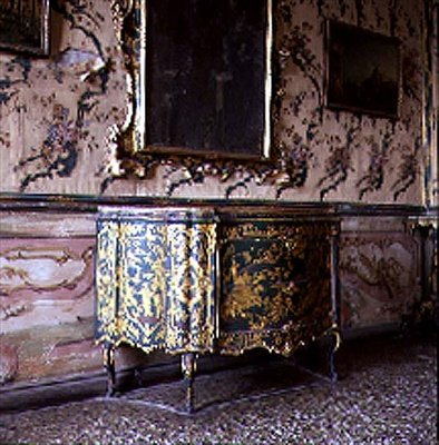 Byrå från Palazzo Calbo Crotta, Venedig (lack) av Italian School Italian School