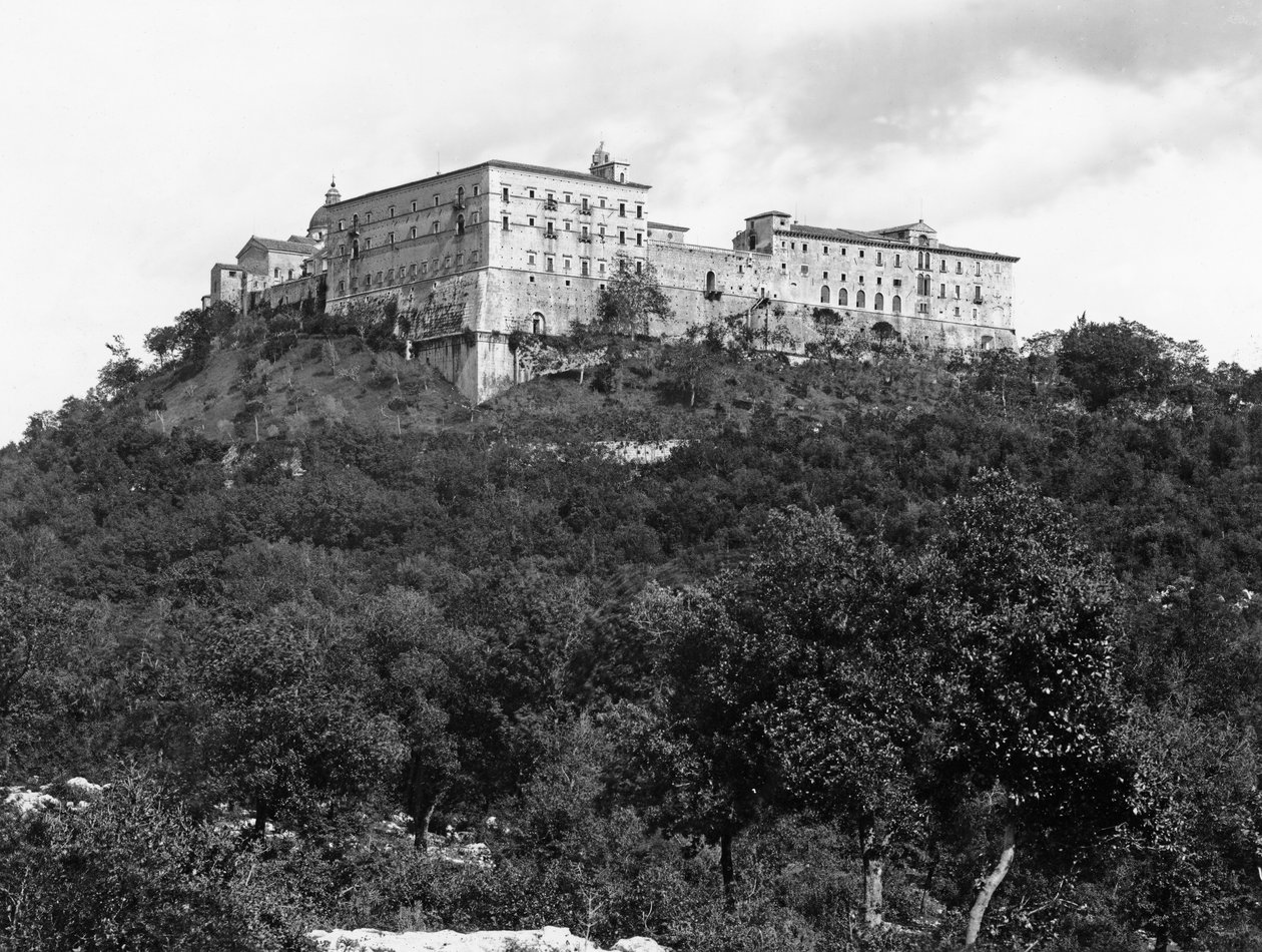 Allmän bild av klostrets exteriör på Monastery Hill av Italian School Italian School