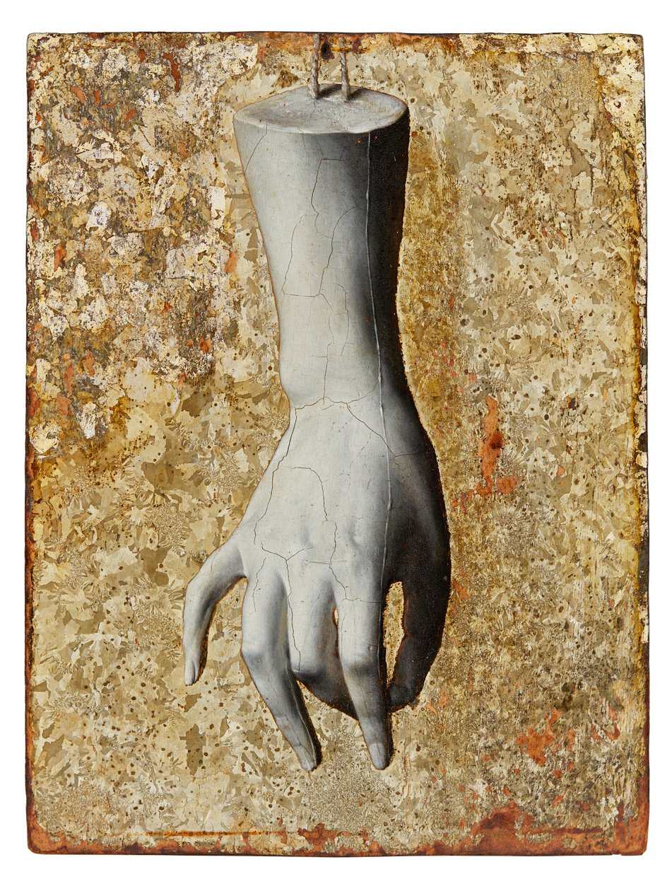 Stilleben av en fin skulpterad kvinnlig hand (olja på panel) av Italian School
