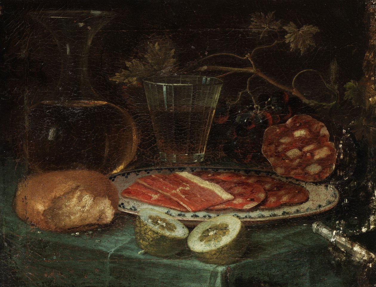 Stilleben med en bit bröd, en glaskaraff, ett vinglas, en tallrik med skink- och skinkorv, en citron och en kniv med pärlemorskaft av Italo flämischer Maler des 17. Jahrhunderts