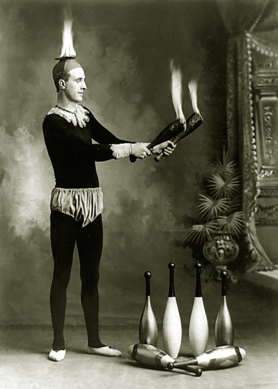J.T. Doyle-, cirkus- och karnevaljonglör med flammande stift och skål, ca 1902 (bw-foto) av J.E. Pasonault