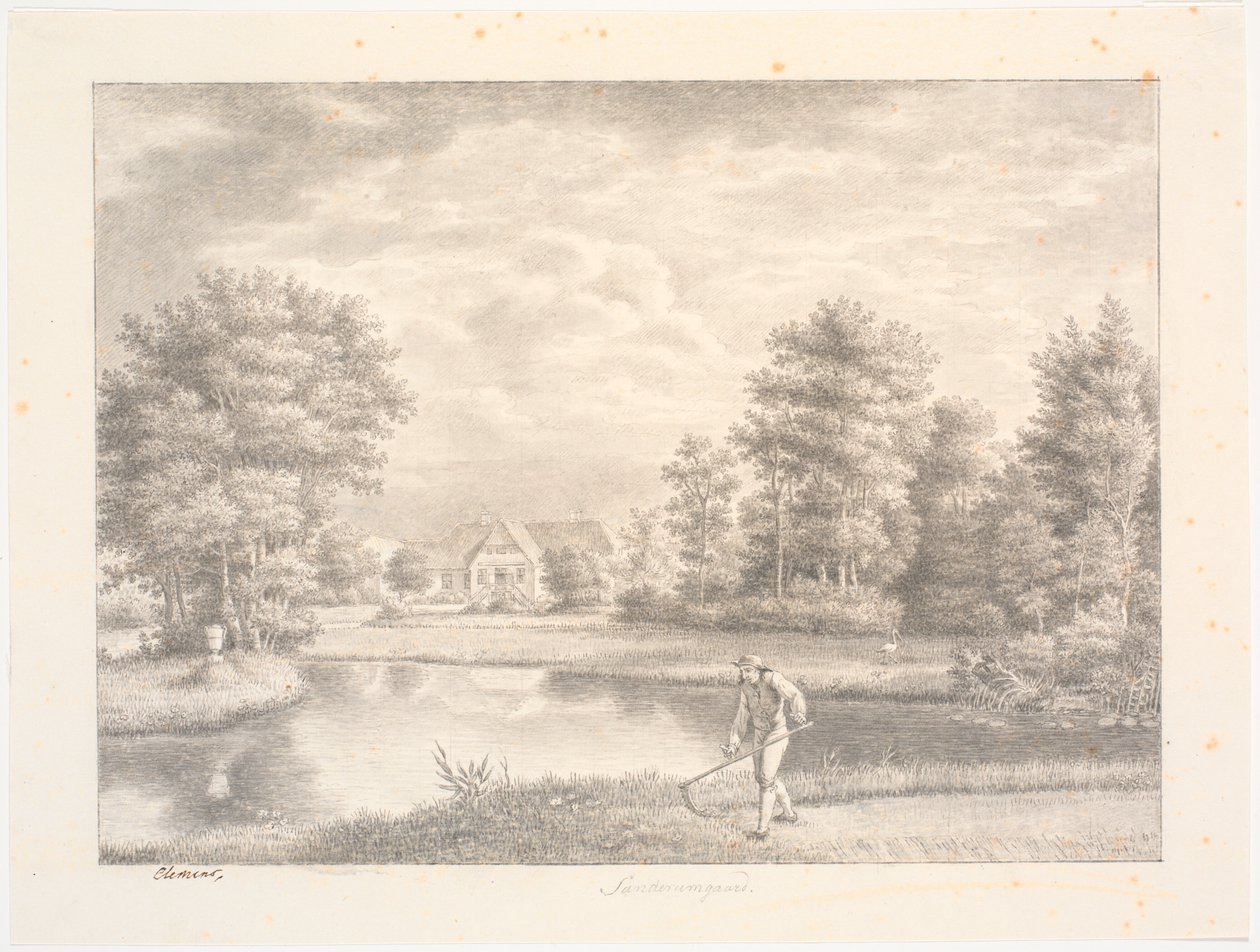 Sanderumgaards trädgård med hus. I förgrunden en man med lie av J.F. Clemens