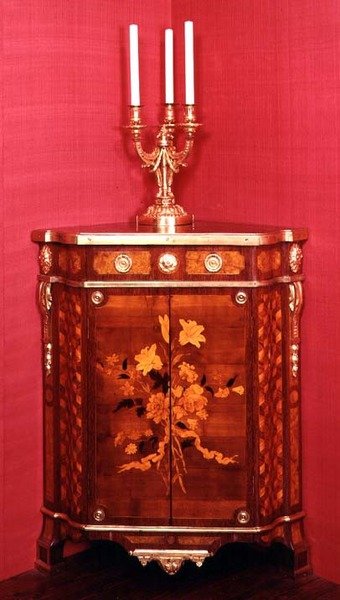 Hörnskåp, ett i ett par av J.F. Oeben, Paris, ca 1760-62 av J.F. Oeben c.1760 62 J.F. Oeben c.1760 62