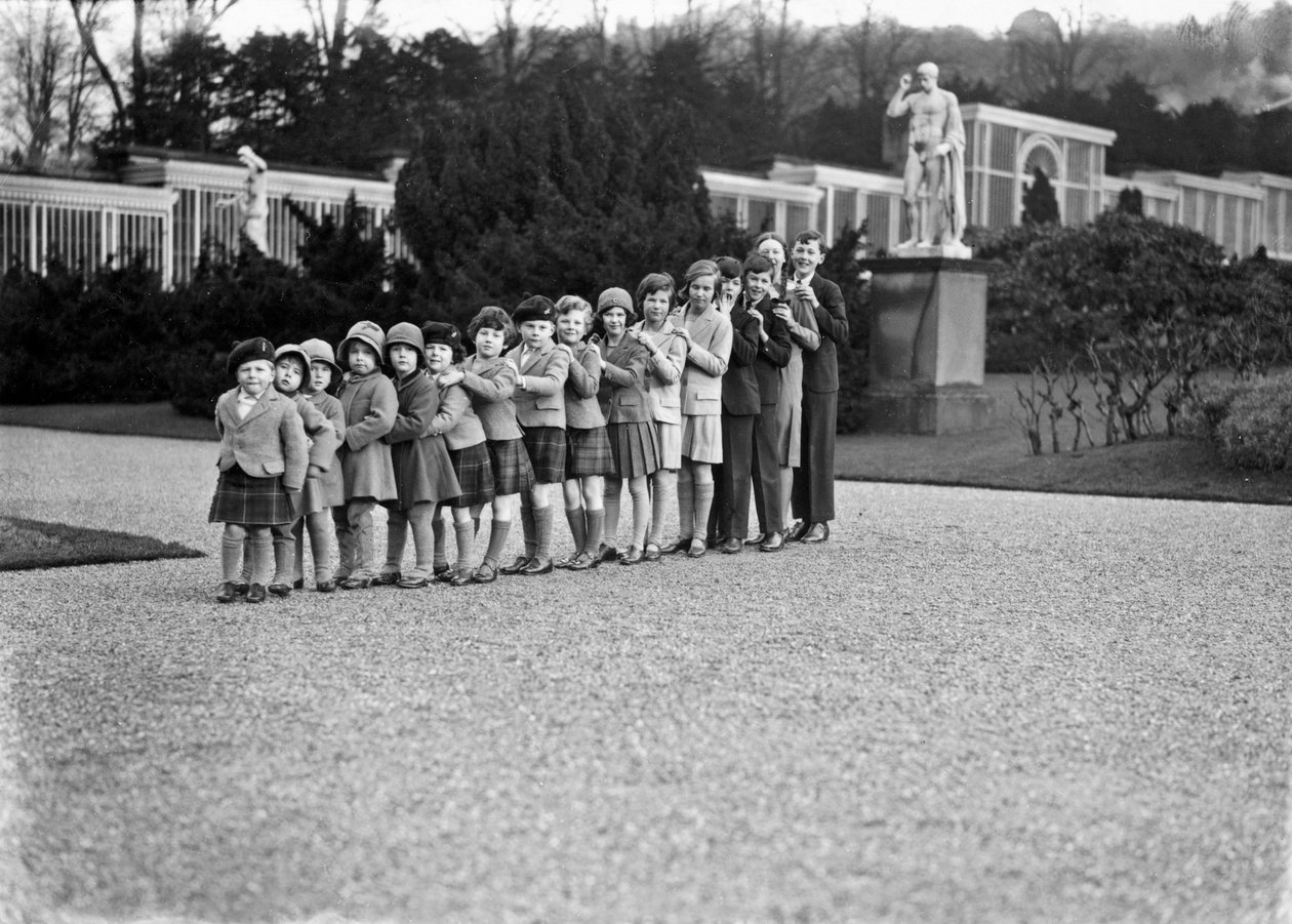 Cavendish familjegrupp på 16 barnbarn i trädgårdarna i Chatsworth, Derbyshire, 1930 av JR Board