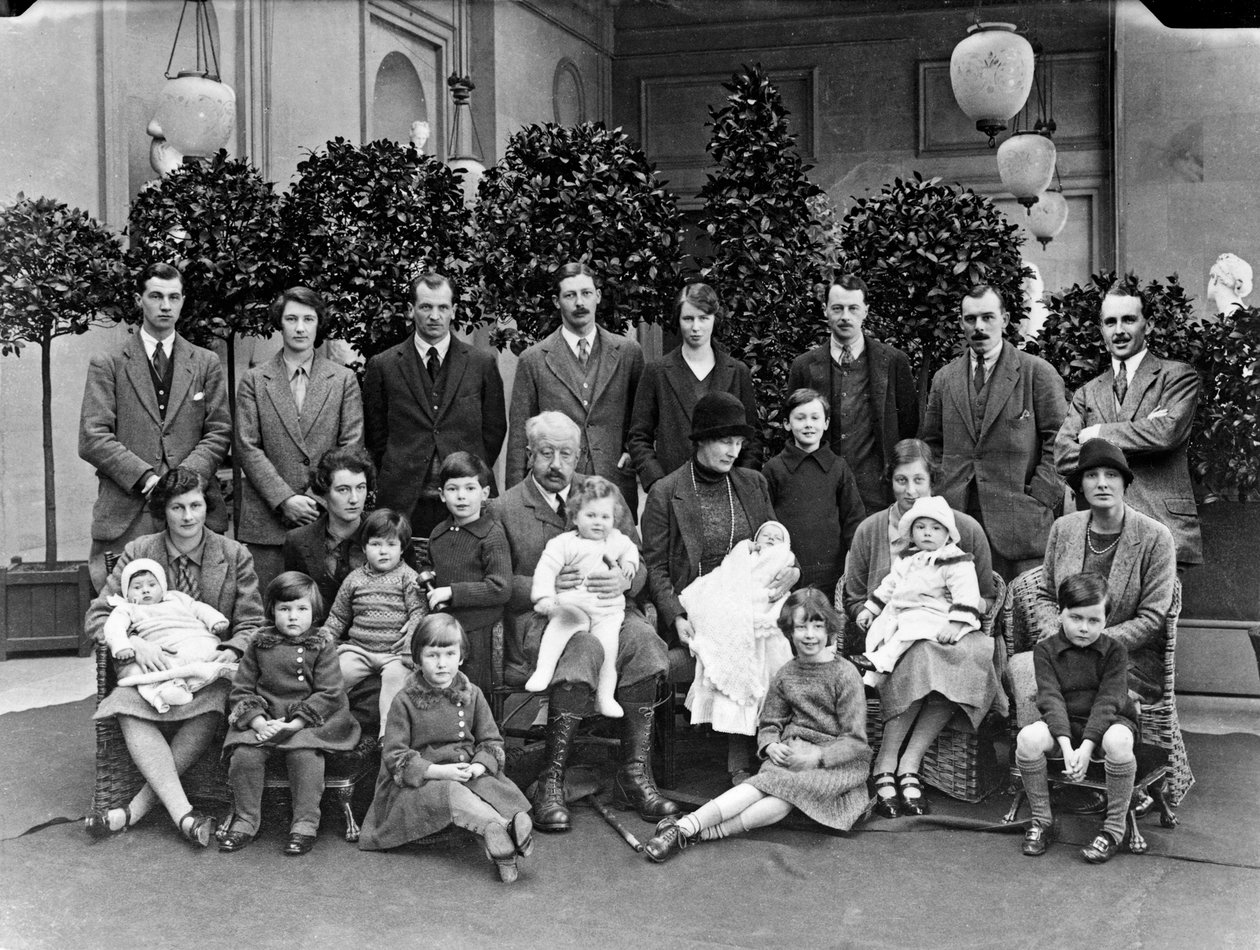 Den nionde hertigen av Devonshire med sina barn och barnbarn i Chatsworth, julen 1925 av JR Board