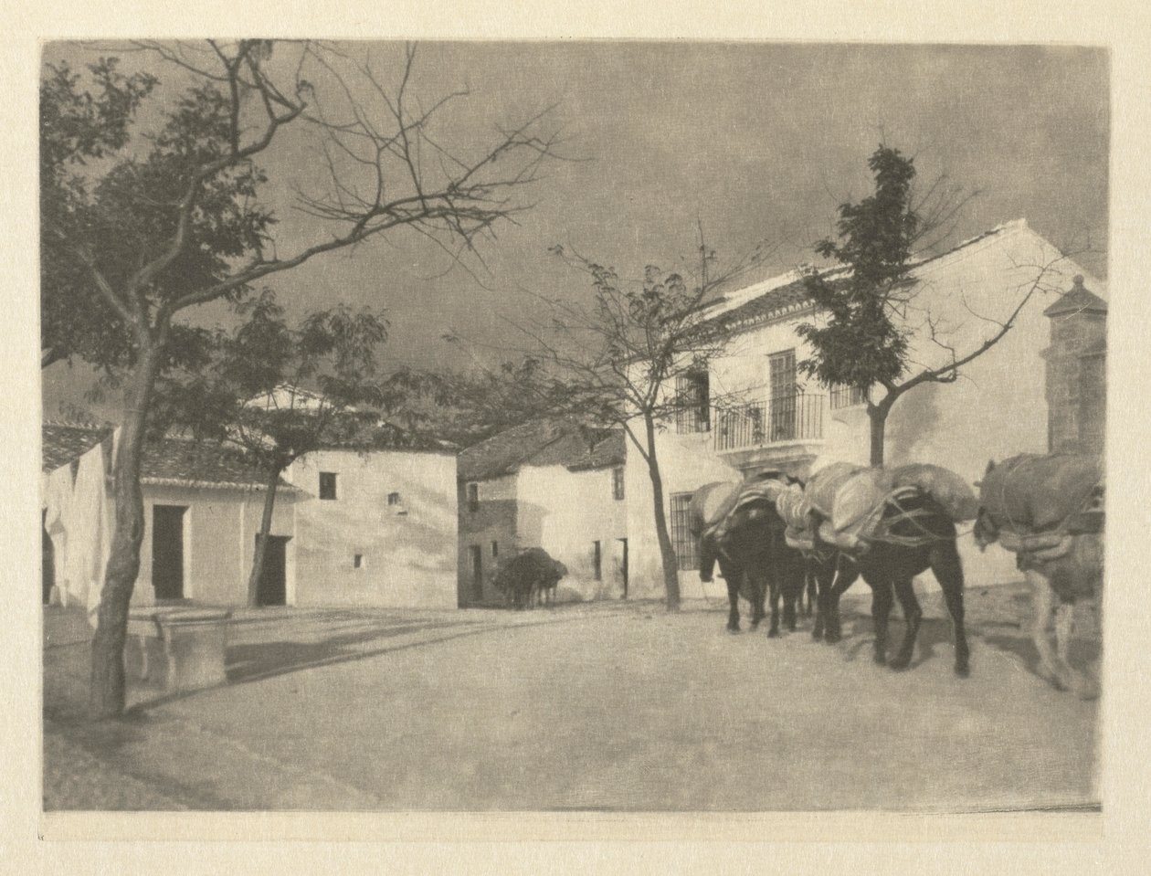 Kameraarbete: A Square - Ronda, 1914. av J. Craig Annan