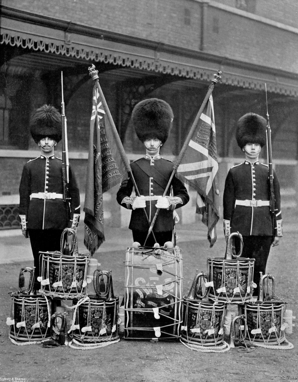 Färgerna och trummorna från 2nd Grenadier Guards, 1896 av J. Thomson
