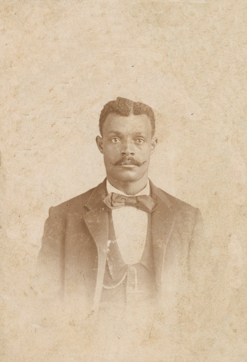 Fotografi av en man i kostym, väst och slips, 1880-talet - 1900. av J. W. Taylor