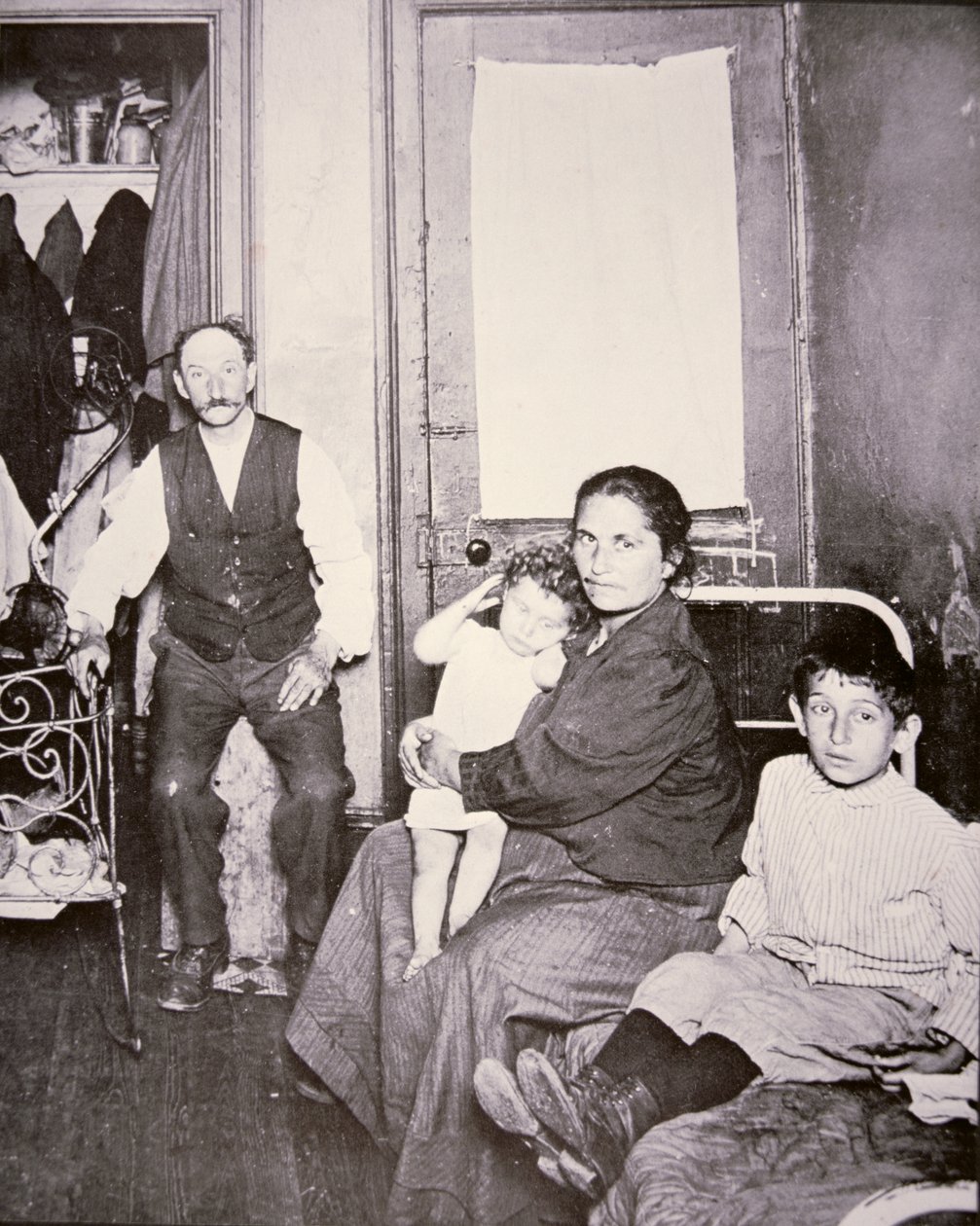 Invandrarfamilj, Lower East Side, New York City, ca 1910 (s/v foto) av Jacob August Riis