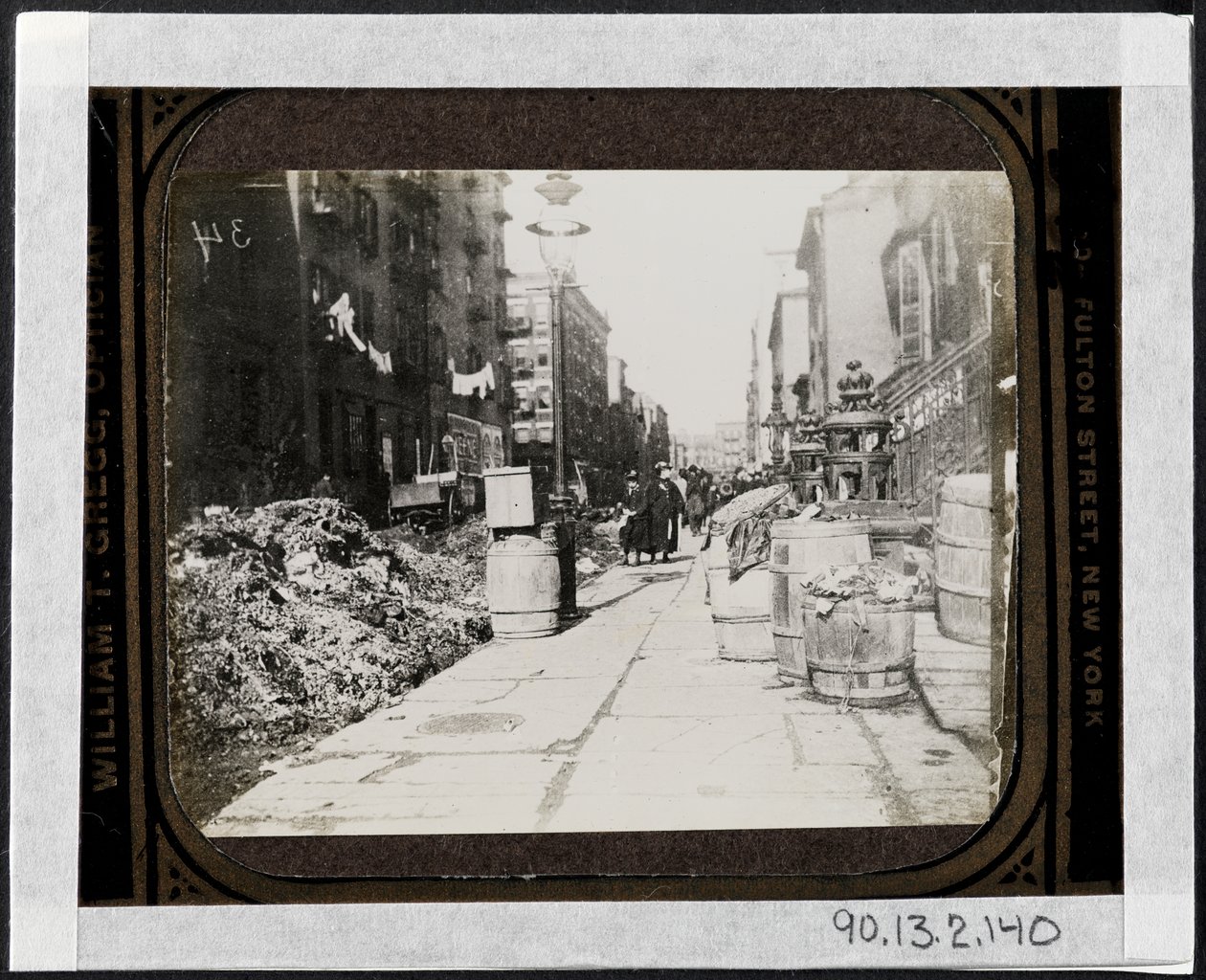 Tammany Street Cleaning före Warings Day, framför 9 Varick Place, c.1890 av Jacob August Riis