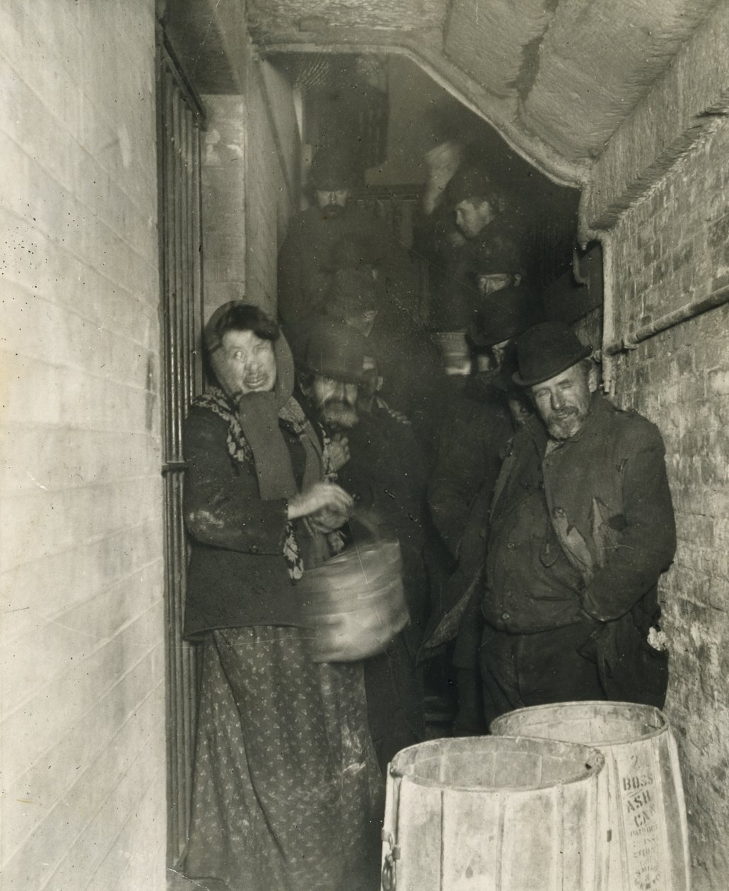 Väntar på att bli släppt in på Mulberry Street Station av Jacob August Riis