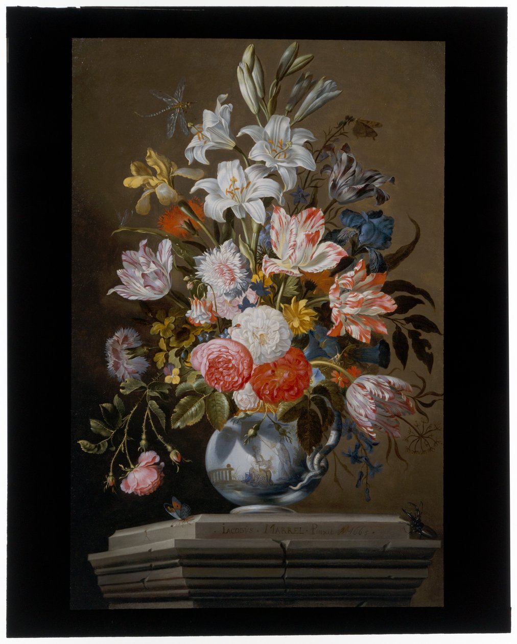 Stilleben med tulpaner, nejlikor och andra blommor i en porslinsvas på en piedestal av Jacob Marrel