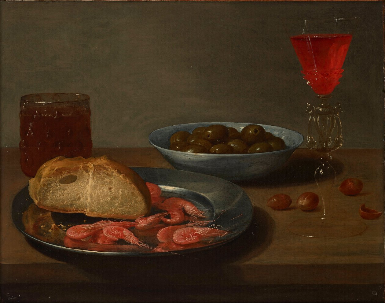 En tallrik med räkor och en rulle, en skål med oliver, en façon de Venise, ett glas öl och mandlar på ett bord av Jacob Van Es