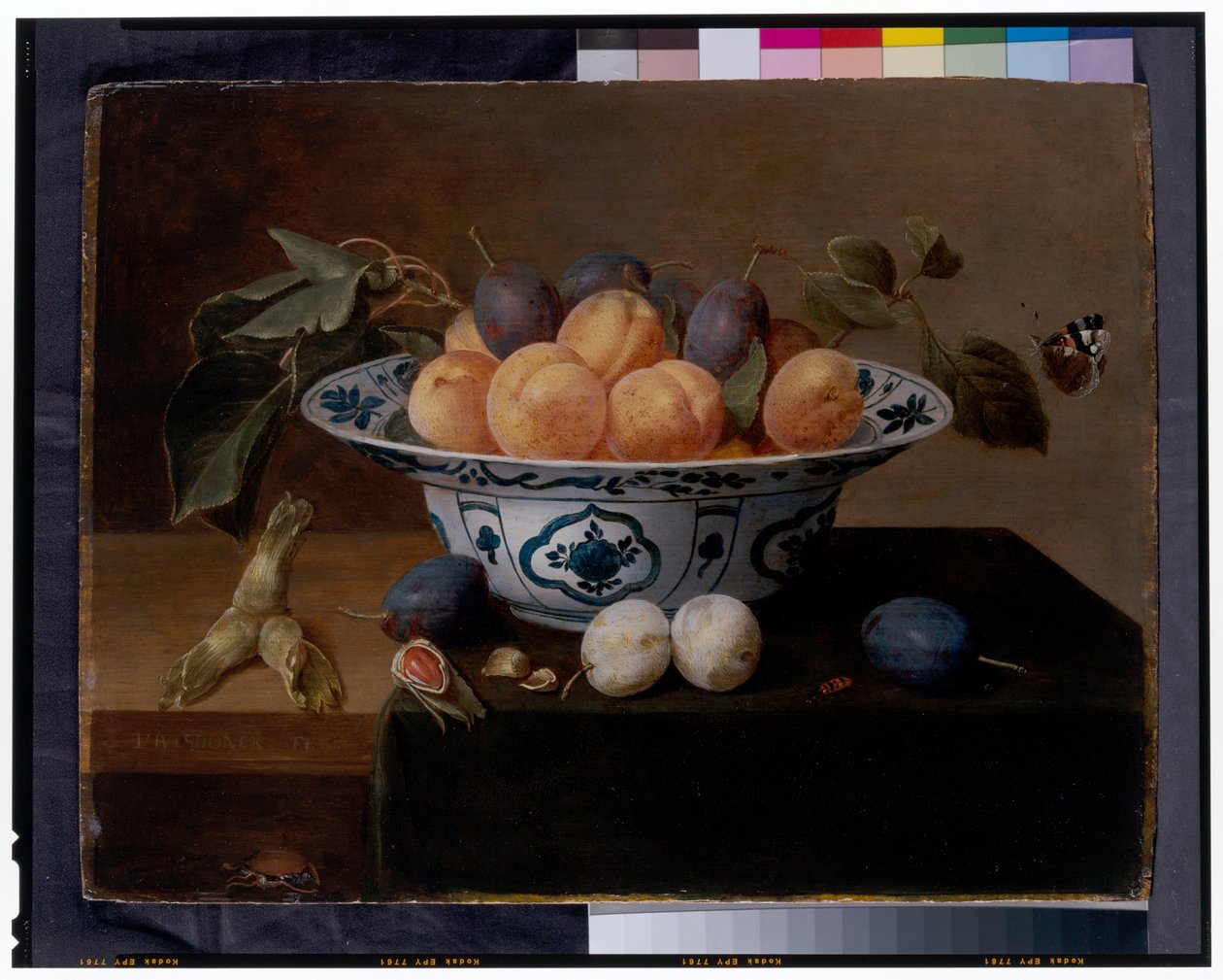 Stilleben av aprikoser och plommon i en Wan Li-rätt, med skalbaggar och en fjäril på en avsats av Jacob van Hulsdonck