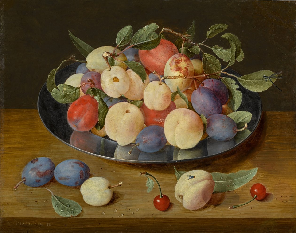 Stilleben med plommon och persikor på en tennplatta, med plommon, en persika och körsbär, allt på ett bord av Jacob van Hulsdonck