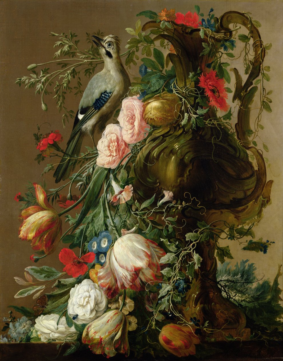 En skulptureret stenvase med roser, auricula, valmuer, krumspring, med en jay på en afsats, 1760 swed av Jacobes Vonck
