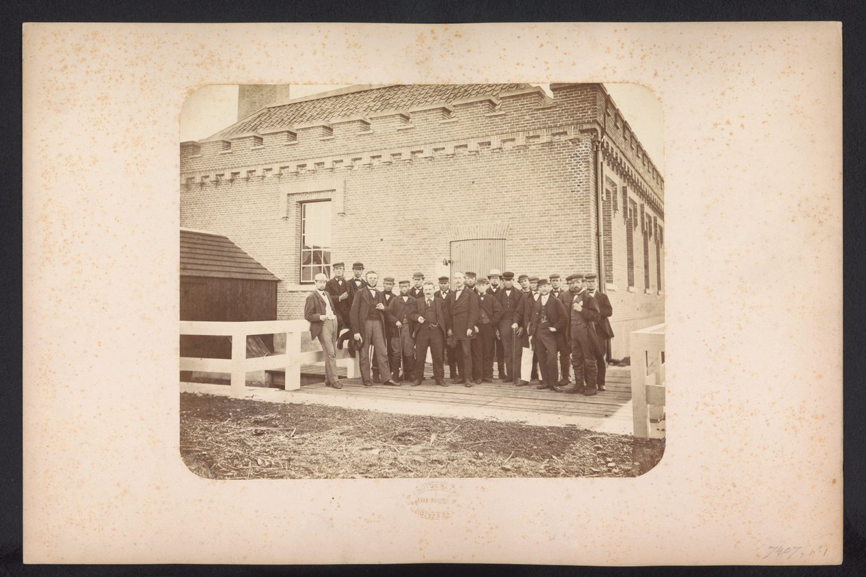 Gruppfoto av arbetarna, 1867-1869 Återvinning av sjöarna i Schieland öster om Rotterdam (serietitel på objekt) av Jacobus van Gorkom jr.
