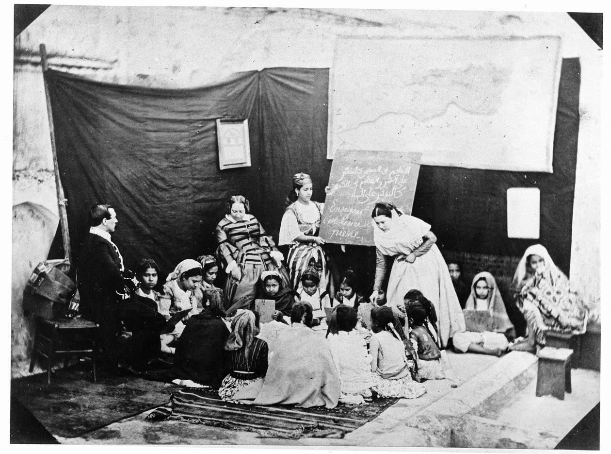 Skola för unga flickor undervisad av Madame Luce, Alger, 1856 av Jacques Antoine Moulin