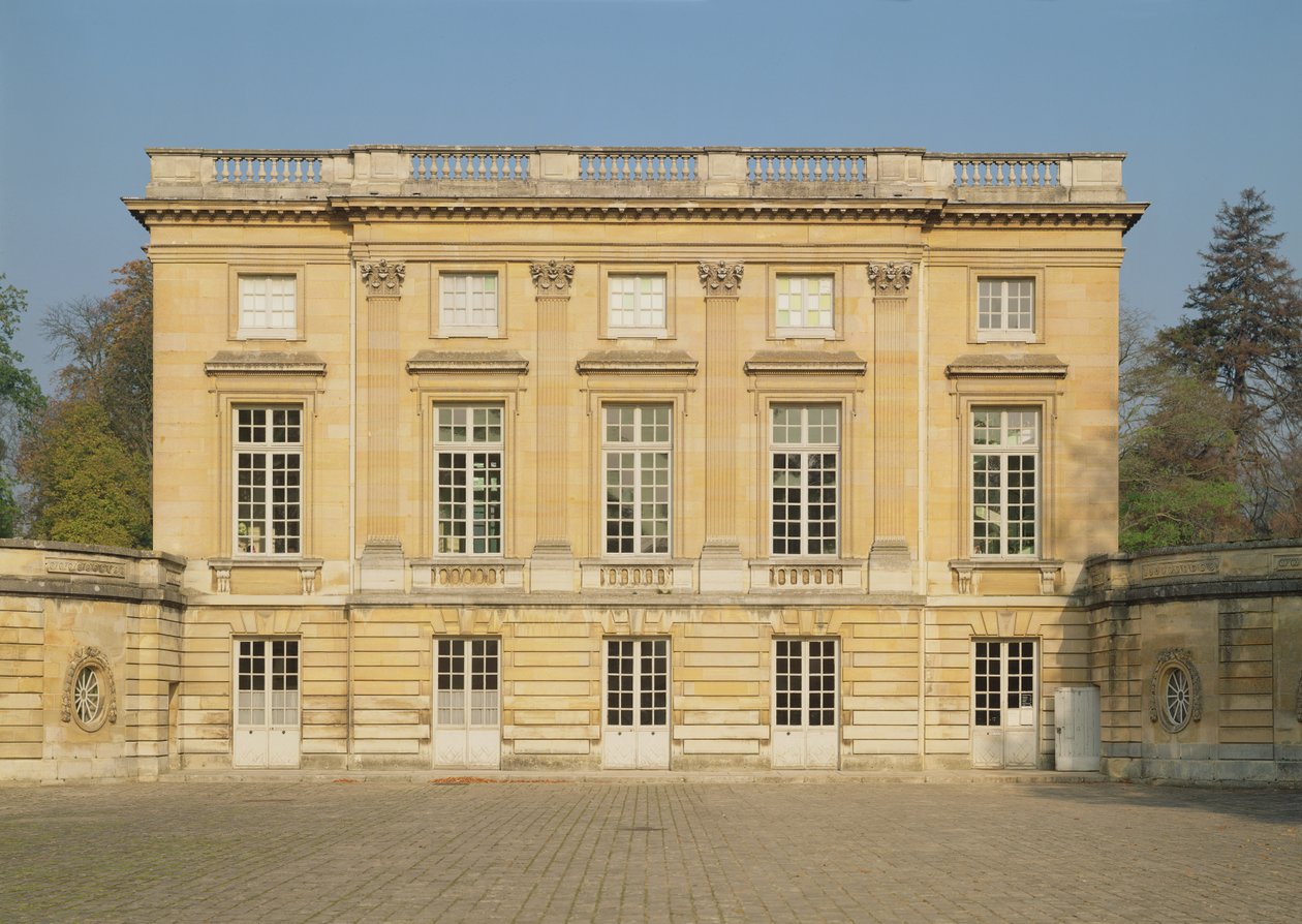 Utsikt över innergårdsfasaden på Petit Trianon, byggd 1762-64 av Jacques Ange Gabriel