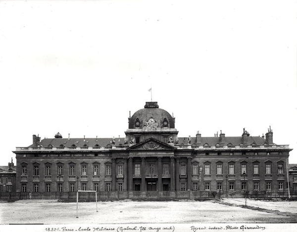 Fasad och kupol av Ecole Militaire, byggd 1751-73 av Jacques Ange Gabriel