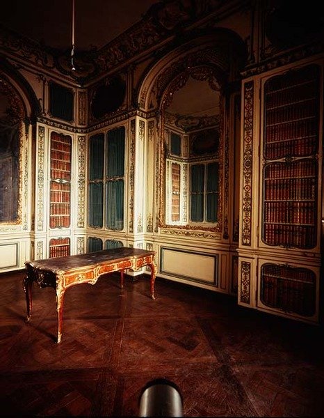 Ludvig XV:s bibliotek med vit och guldpanel av Jacques Verberckt (1704-71) ca 1730-talet (foto) av Jacques Ange Gabriel