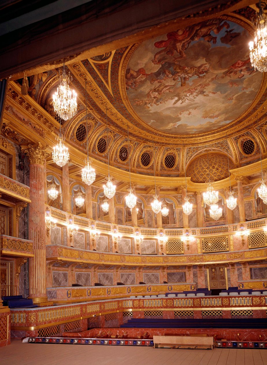 Vy över interiören av den kungliga operan i Versailles realiserad av Ange-Jacques Gabriel (1698-1782) Versailles från 1700-talet av Jacques Ange Gabriel
