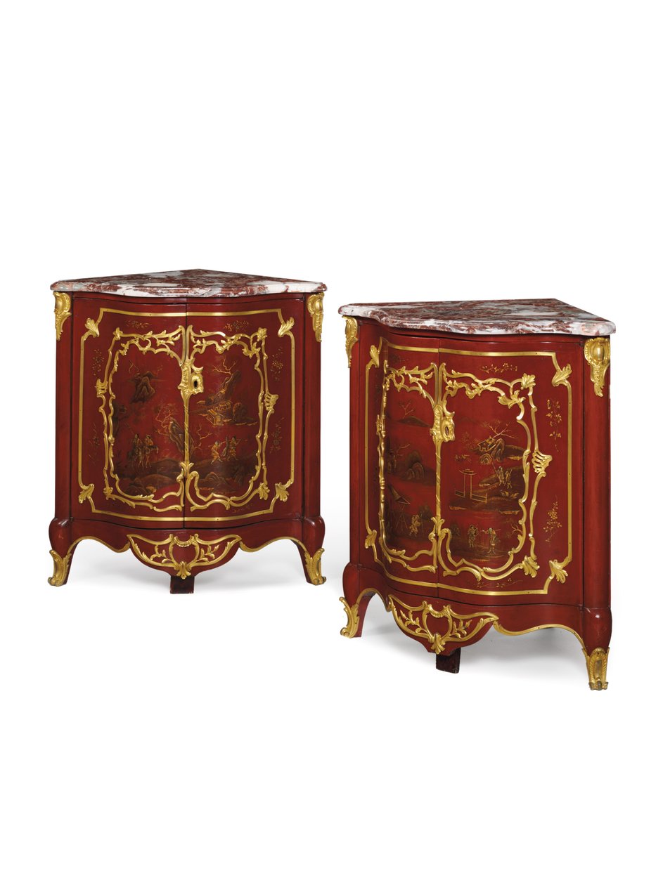 Ett par Louis XV encoignures, mitten av 1700-talet (ormolu-monterad, scharlakanslackat trä och marmor) av Jacques Birckle