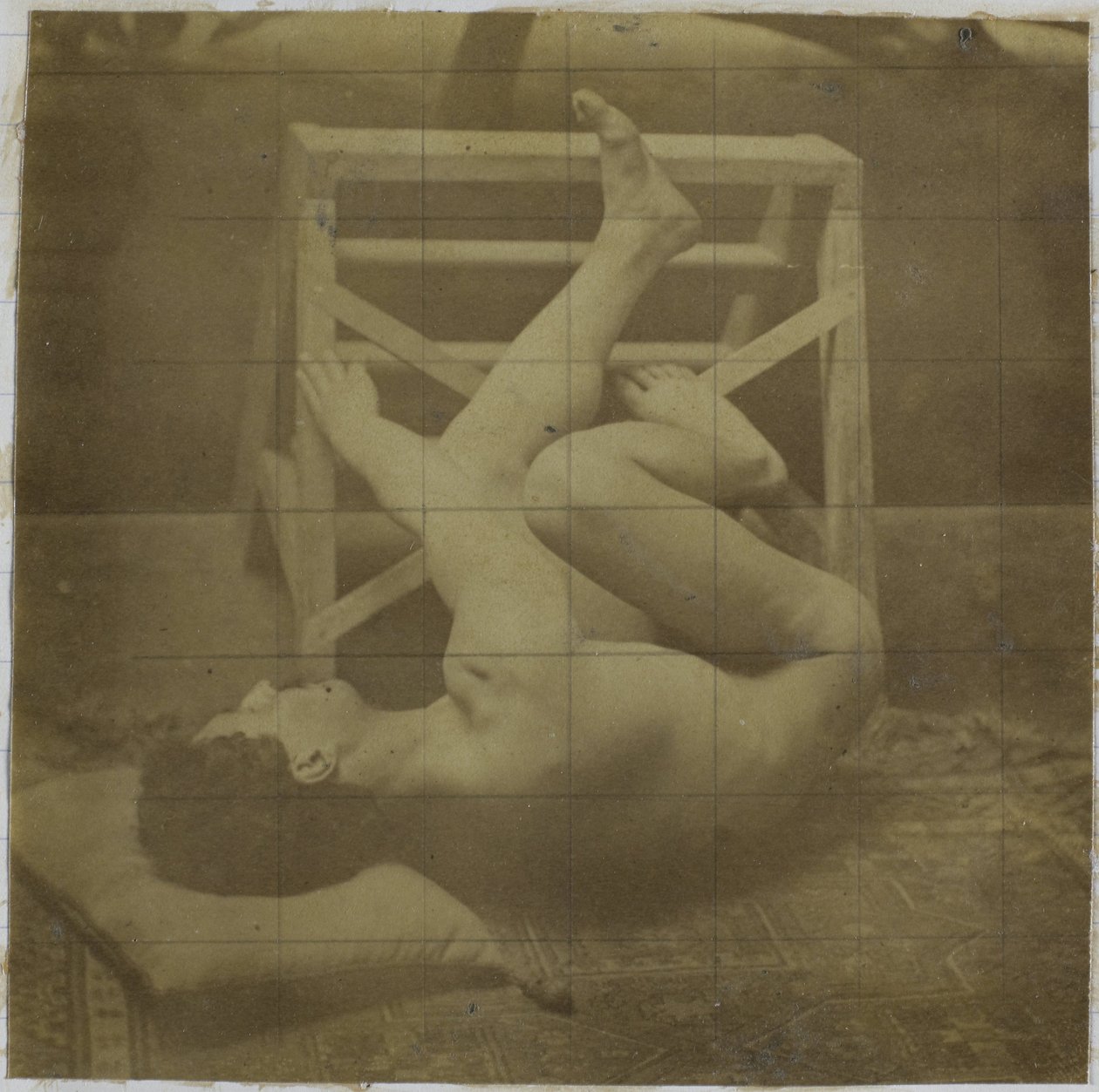 Studie av en manlig nakenmodell, liggande med benen mot en trappa, i Jacques de Lalaings studio av Jacques Lalaing (attributed to)