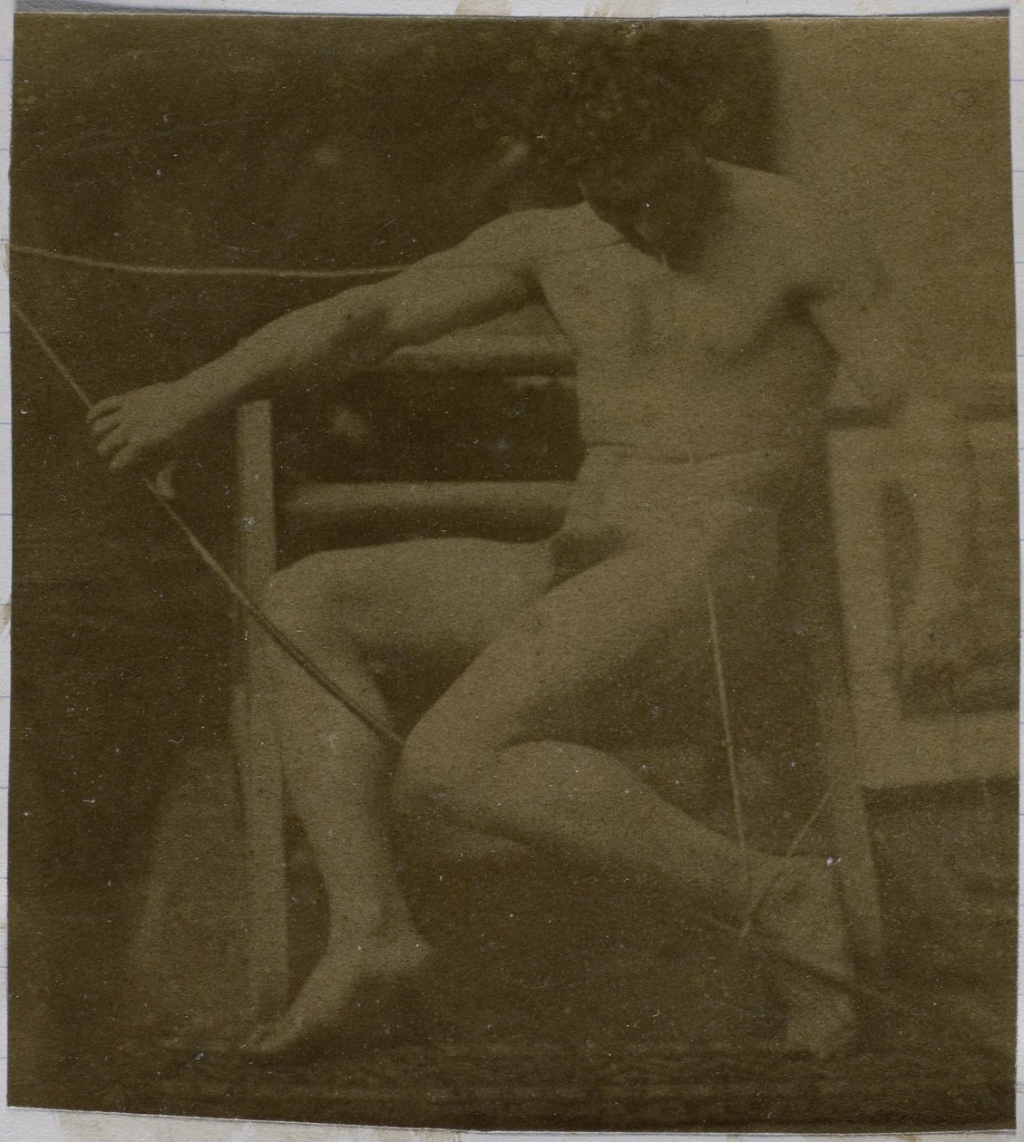 Studie av en manlig nakenmodell sittande på ett trappsteg, sedd framifrån med ett rep och rosett i knäet, i Jacques de Lalaings studio av Jacques Lalaing (attributed to)