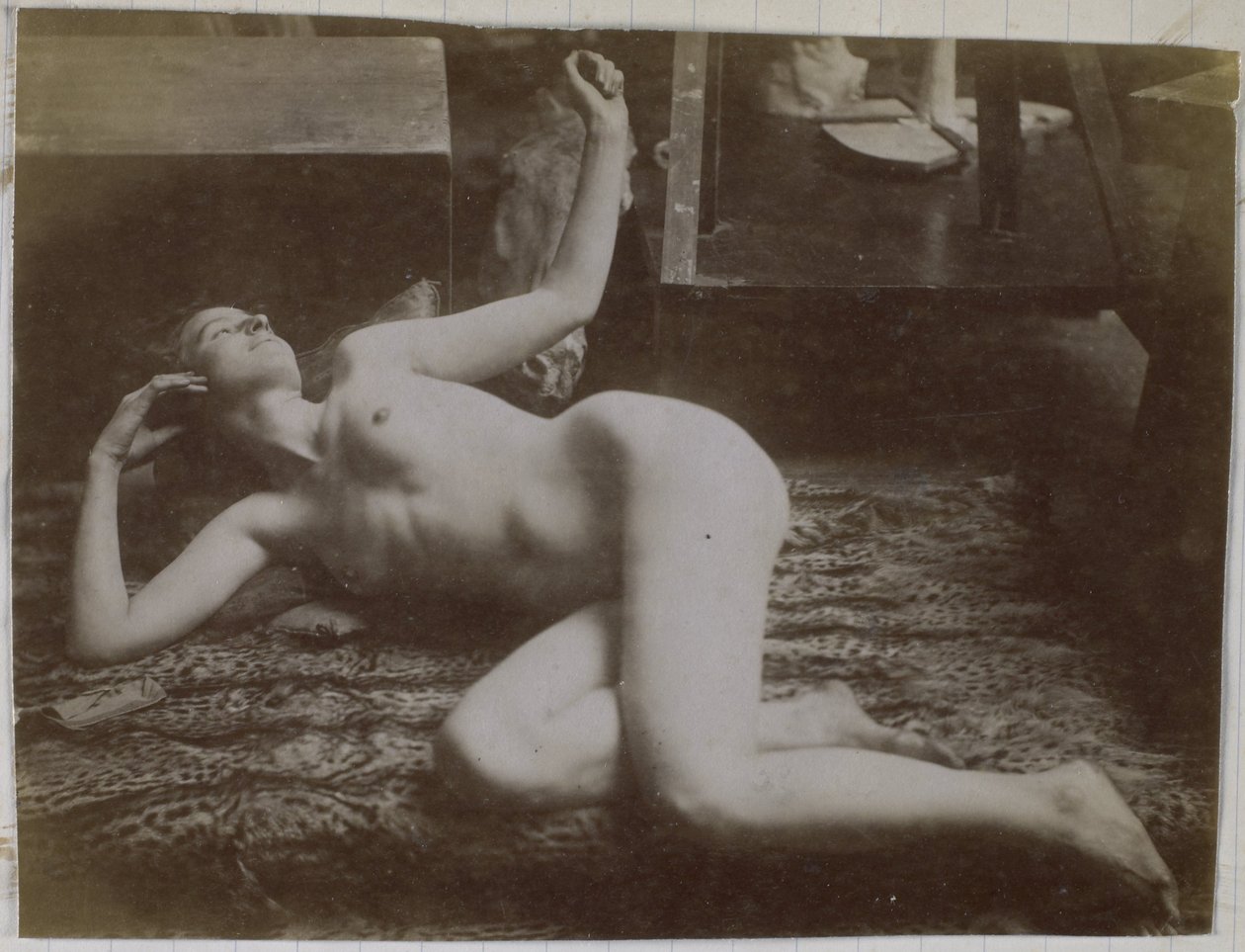 Studie av en kvinnlig nakenmodell, liggande på ett tigerskinn, i Jacques de Lalaings studio av Jacques Lalaing (attributed to)