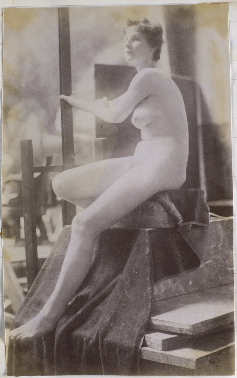 Studie av en kvinnlig nakenmodell, sittande på podiet och sedd från sidan, i Jacques de Lalaings studio, förstudie för Fernand Scribe-graven på kyrkogården i Gent av Jacques Lalaing (attributed to)