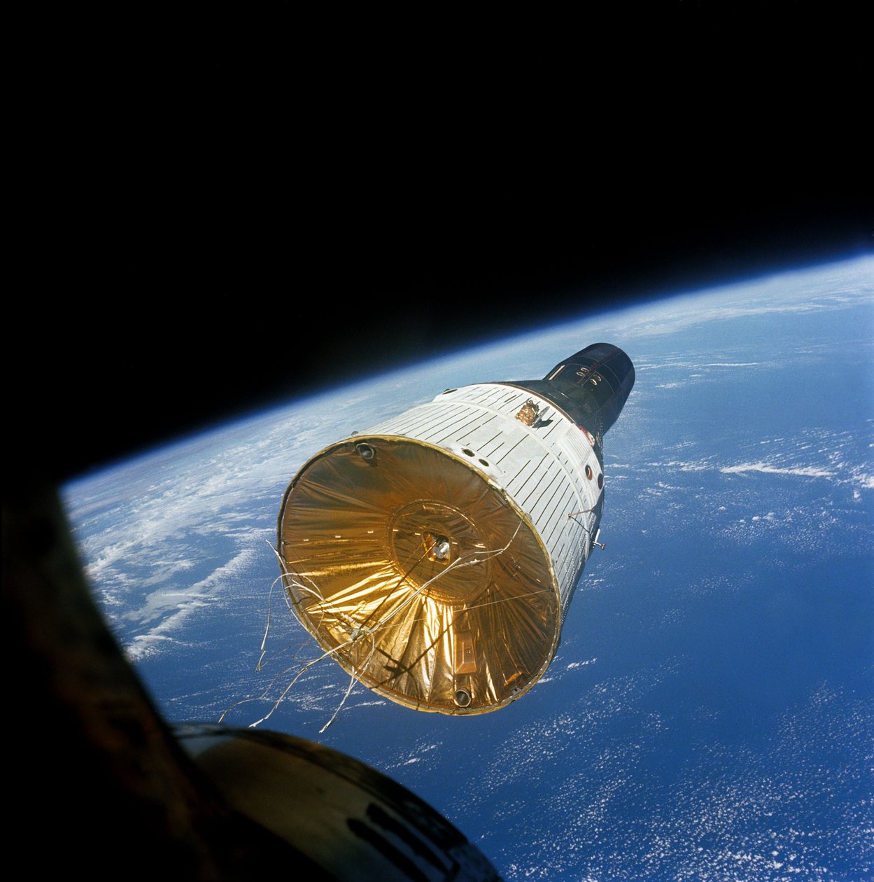 Gemini VI i omloppsbana 160 miles 257 km över jorden, 15 december, av James A Lovell Jr