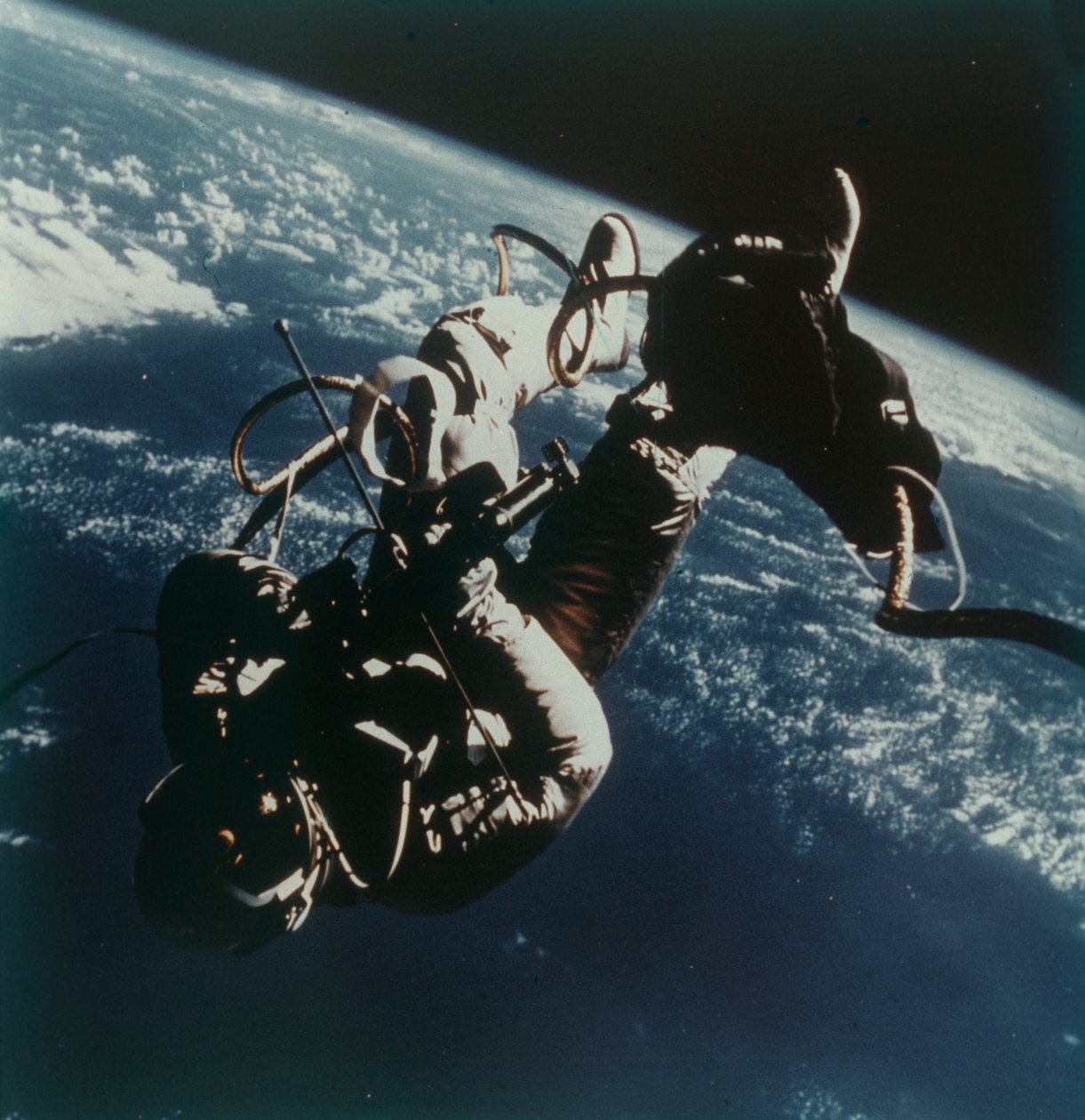 Astronaut Edward White genomför den första amerikanska rymdpromenaden den 3 juni 1965. av James A McDivitt