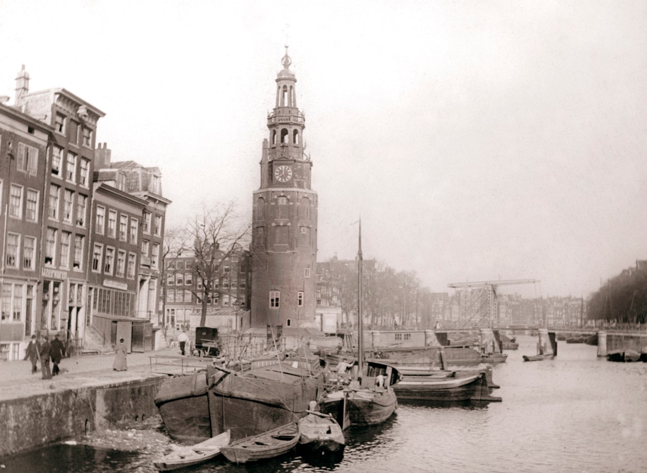 Pråmar på kanalen framför Montelbaanstoren, Amsterdam, 1898. av James Batkin