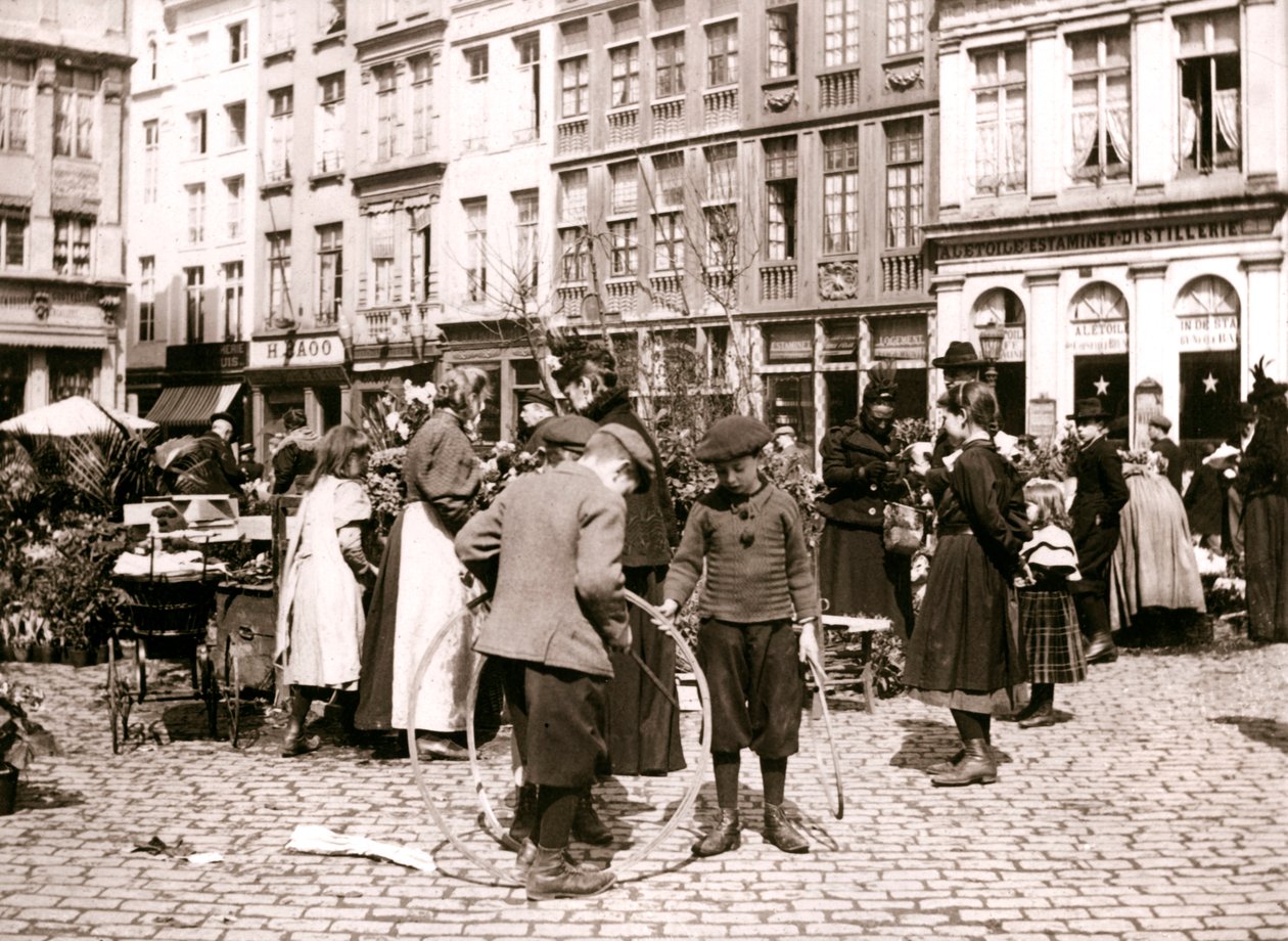 Pojkar med ringar på en marknad, Rotterdam, 1898. av James Batkin