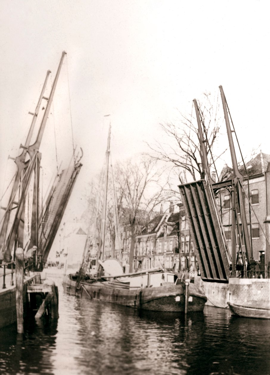 Kanalbro och båtar, Dordrecht, Nederländerna, 1898. av James Batkin