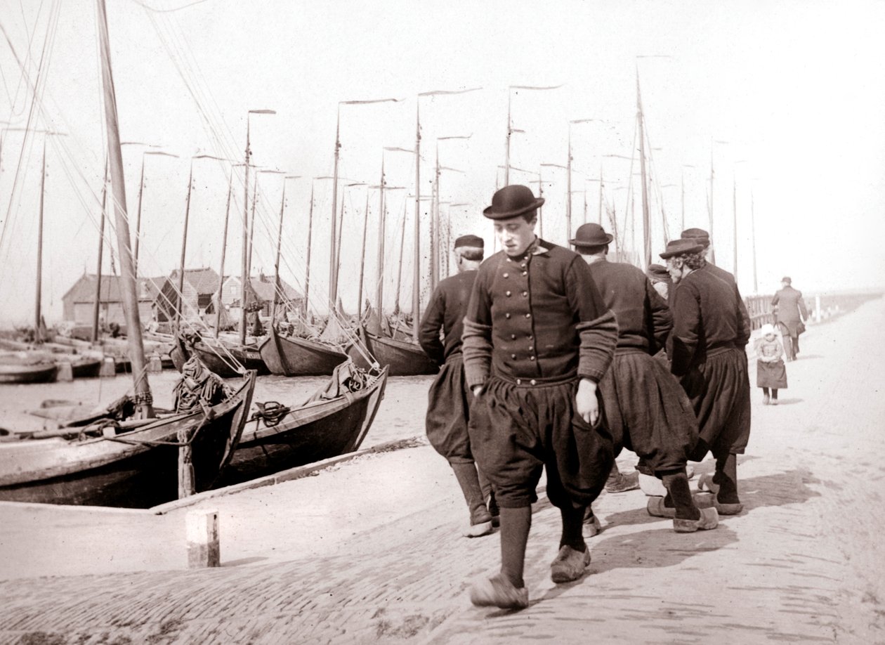 Män i traditionell klädsel, Marken Island, Nederländerna, 1898 av James Batkin