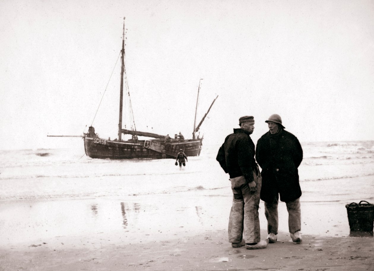 Män på stranden, Scheveningen, Nederländerna, 1898. av James Batkin
