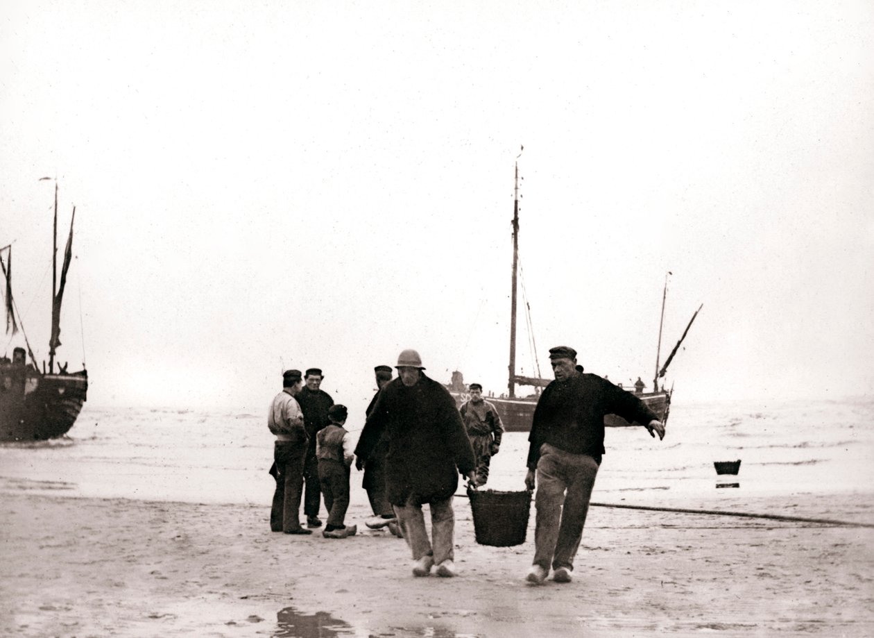 Män på stranden, Scheveningen, Nederländerna, 1898. av James Batkin