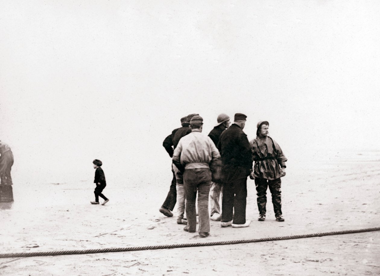 Män på stranden, Scheveningen, Nederländerna, 1898. av James Batkin